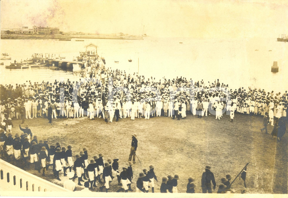 Fotografia d epoca originale 1935 ca MASSAUA ERITREA Balilla sfilano davanti al Governatore DANNEGGIATA 1