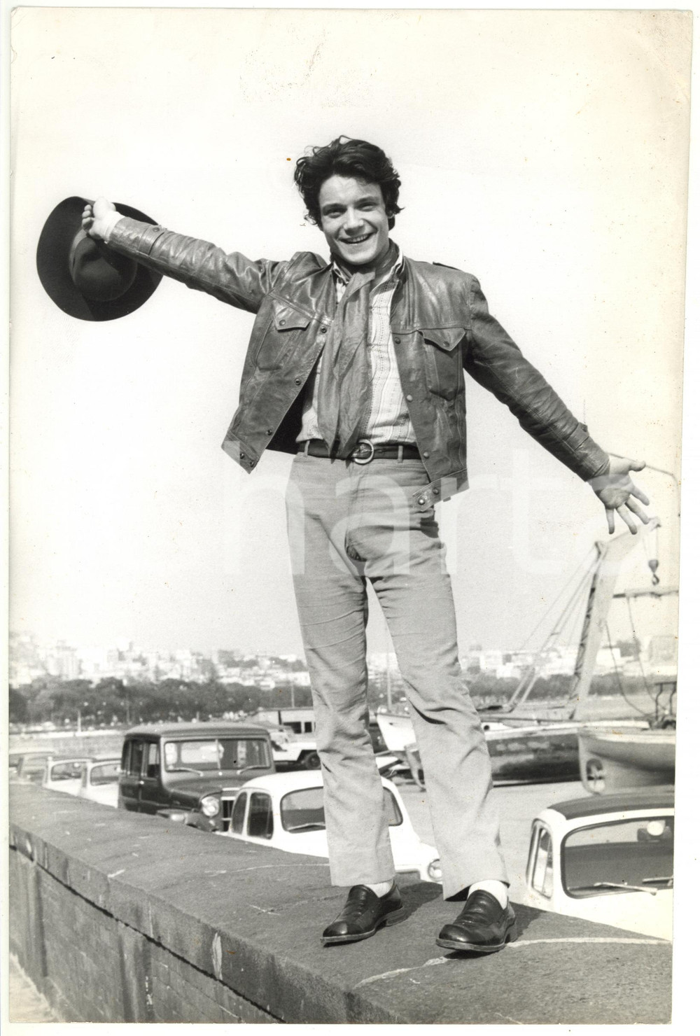 Fotografia d epoca originale 1965 ca NAPOLI Ritratto di Massimo RANIERI su un muretto Foto VINTAGE 20x30 cm 1