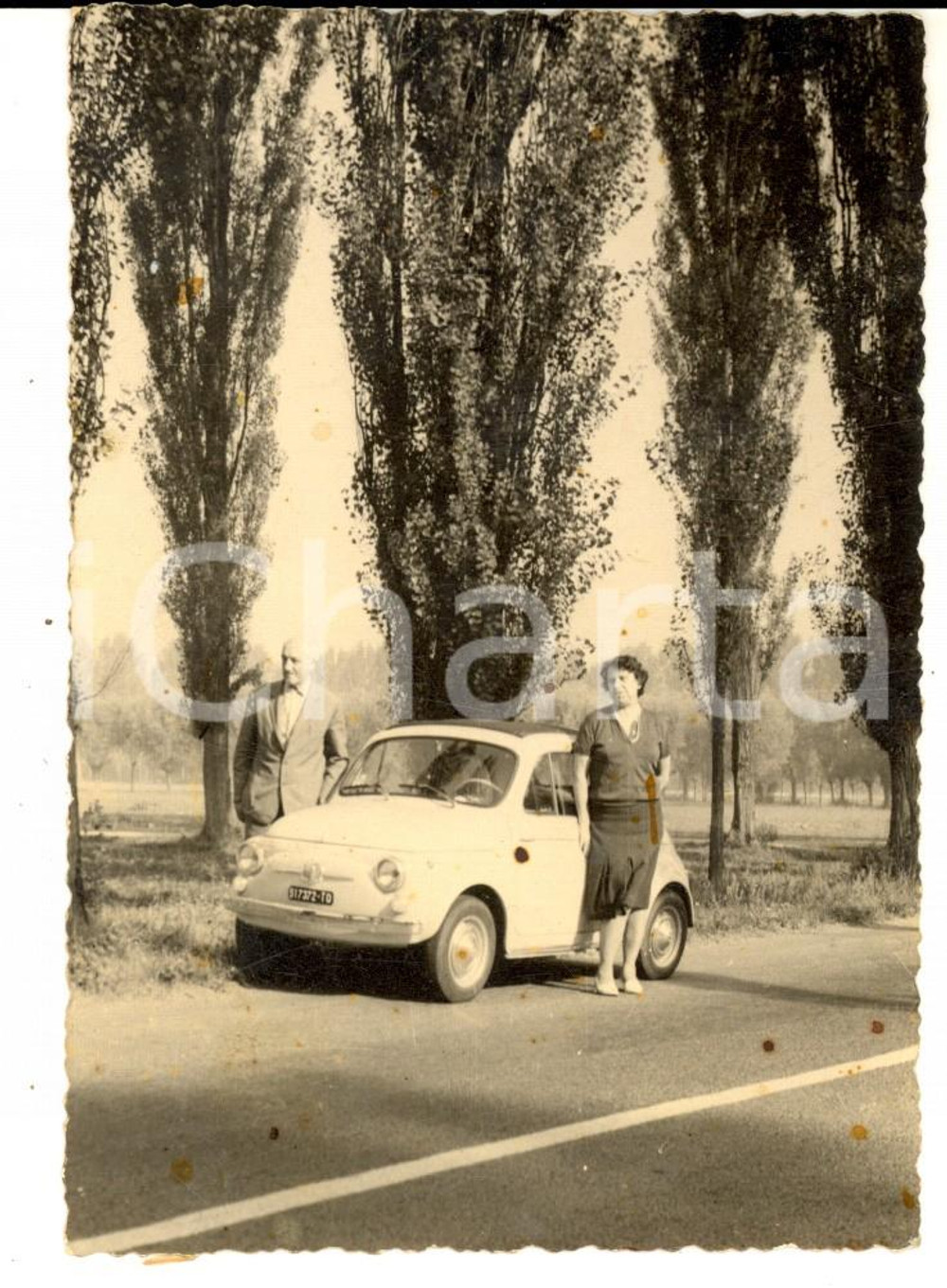 Fotografia d epoca originale 1960 ca TORINO ? Coppia in posa con FIAT 500 Fotografia VINTAGE 9x12 cm 1