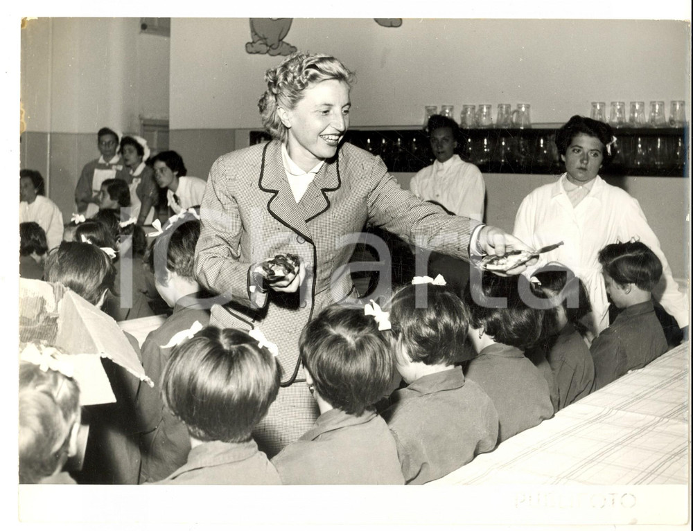 Fotografia d epoca originale 1954 CASELLA MONTEMAGGIO Colonia ANSALDO  Una maestra al lavoro Foto 24x18 cm 1