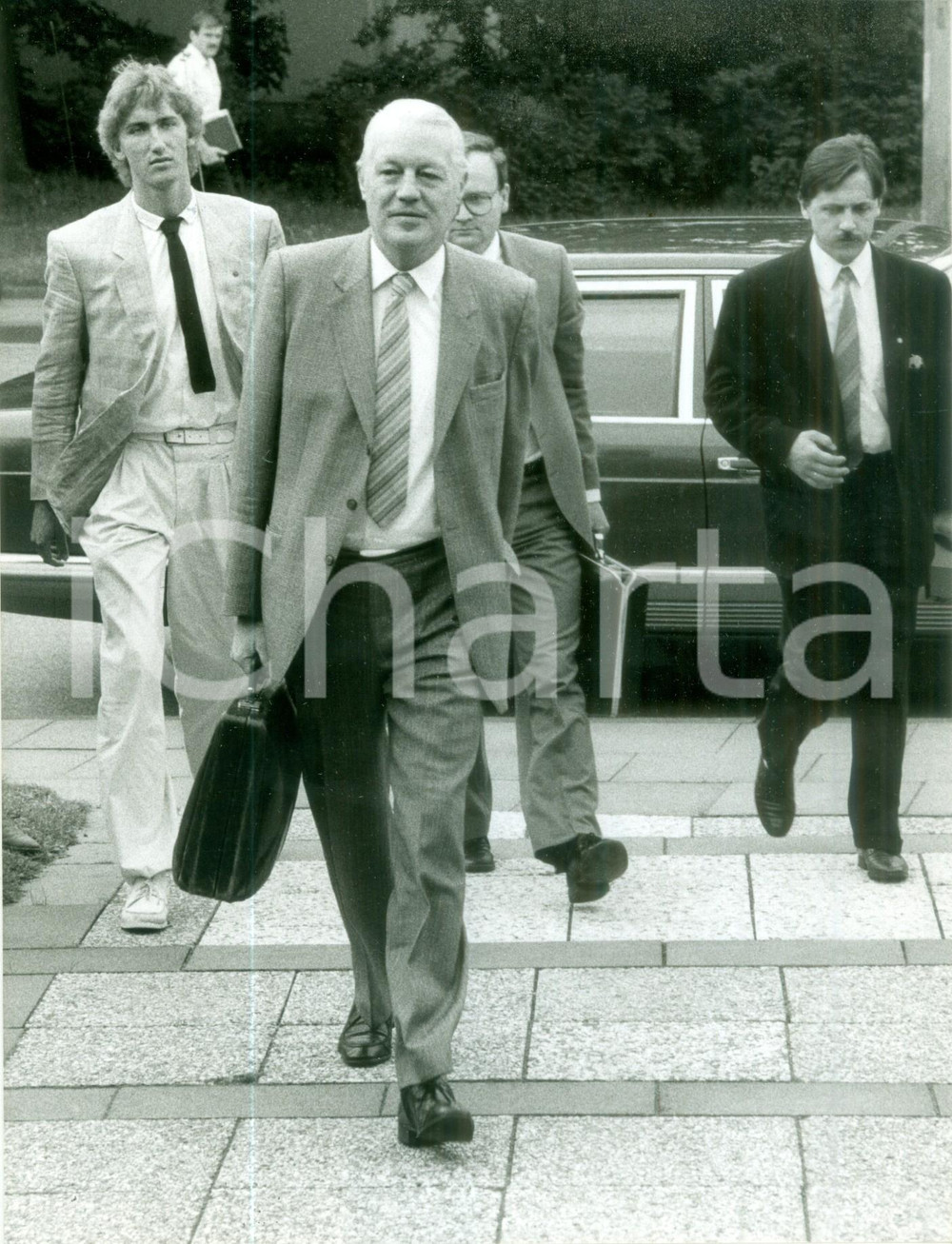 Fotografia d epoca originale 1983 BONN DE Ministro Gerhard STOLTENBERG al Sichereitsbeamt Fotografia 1