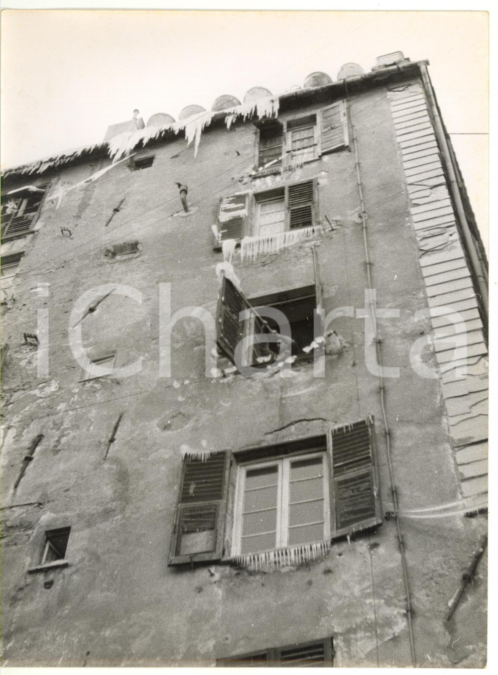 Inverno 1956 GENOVA Donna rimuove il ghiaccio dalle finestre *Foto VINTAGE 18x24