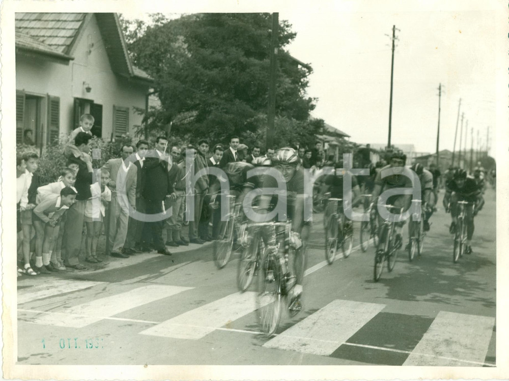 Fotografia d epoca originale 1961 OSPITALETTO DI CORMANO Ciclismo Coppa ACI Combattenti al traguardo FOTO 1