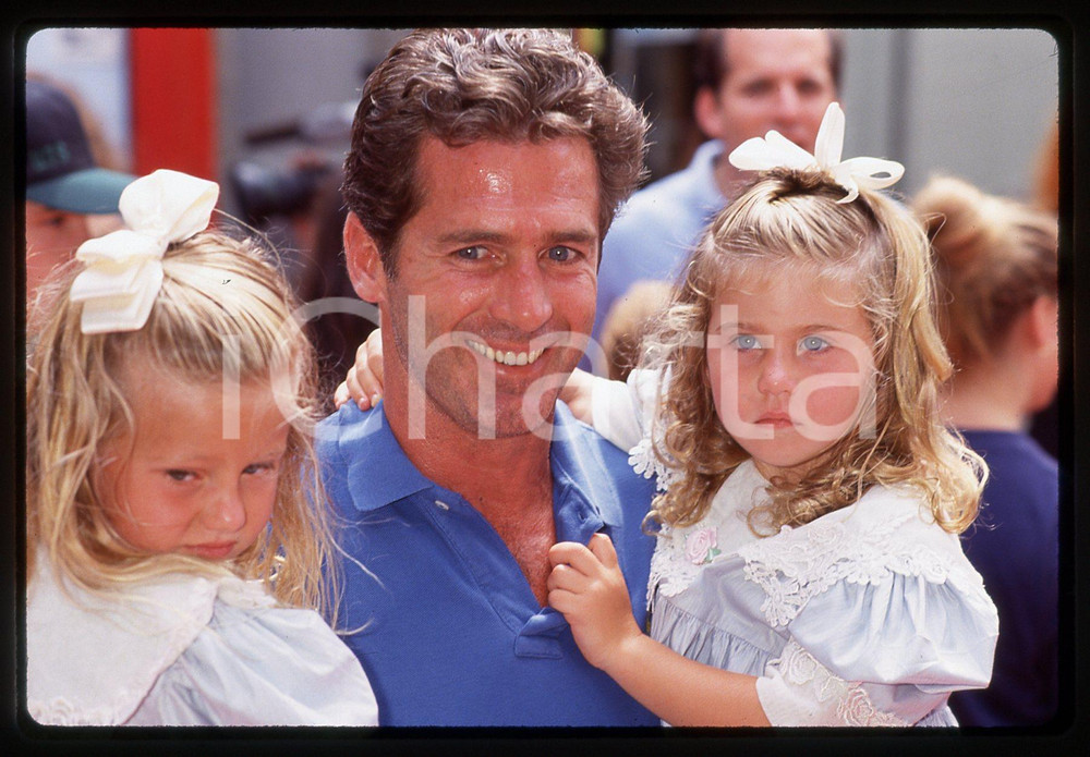 35mm vintage slide* 1993 HOLLYWOOD Jack SCALIA porta le figlie al cinema (2)  Diapositiva d'epoca, in formato 35 mm.CONDIZIONI: GOOD  Nella diapositiva compaiono Jacke Scalia con le figlie Olivia e Jacqueline, in occasione della premi&egrave;re del film "Dennis the Menace", proiettato al Mann's Chinese Theatre di Hollywood il 19 giugno 1993.Tutti i diritti riservati.E' severamente vietata la riproduzione. ICharta mette in vendita, sul negozio eBay e in esclusiva sul sito "icharta" il proprio archivio composto da numerose diapositive e negativi fotografici d'epoca, tutti originali e autentici, che attraversano la storia del costume italiano tra gli la fine degli anni Sessanta e Novanta.Si tratta di uno sguardo inedito sull'attualit&agrave;, la politica, la vita quotidiana, il gossip e la cultura, che fotografa il cambiamento della nazione in quest'ultimo scorcio del XX secolo. Un'occasione unica per il mercato del collezionismo, che vede finalmente disponibile un archivio eccezionale per vastit&agrave;, tematiche e condizioni, in un settore (il negativo fotografico e la diapositiva) di assoluta novit&agrave; e dalle interessanti prospettive di investimento.  originale e autentica 1