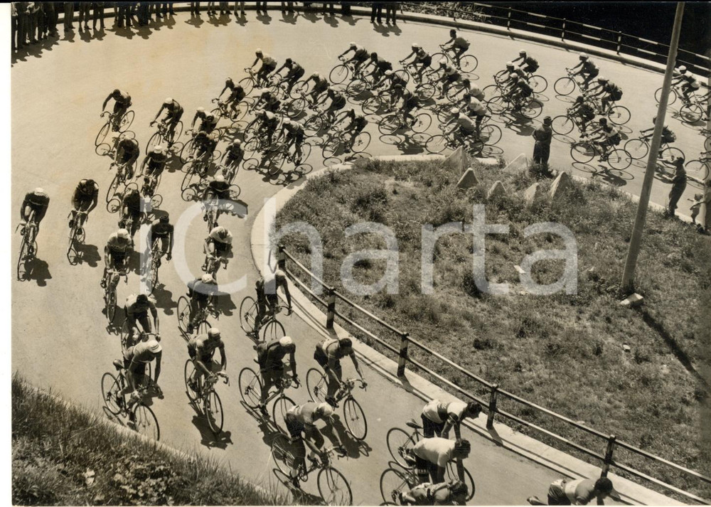 1955 ca CICLISMO Giro d'Italia - Il gruppo in montagna - Foto ARTISTICA 18x13