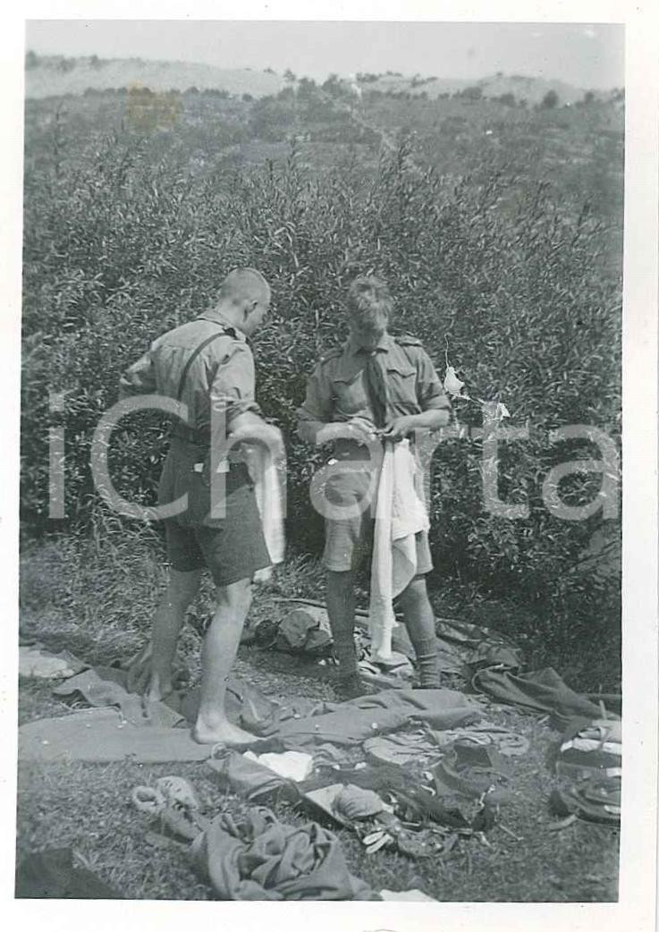 1940 ca GERMANY 13 Komp. Inf. Rgt. 15 - Cadets in the countryside - Photo 6x9 cm Fotografia originale d'epoca.   VERY POOR/gravemente danneggiato strappo centrale; abrasioni al verso Formato: 6x9 cm originale e autentica 1