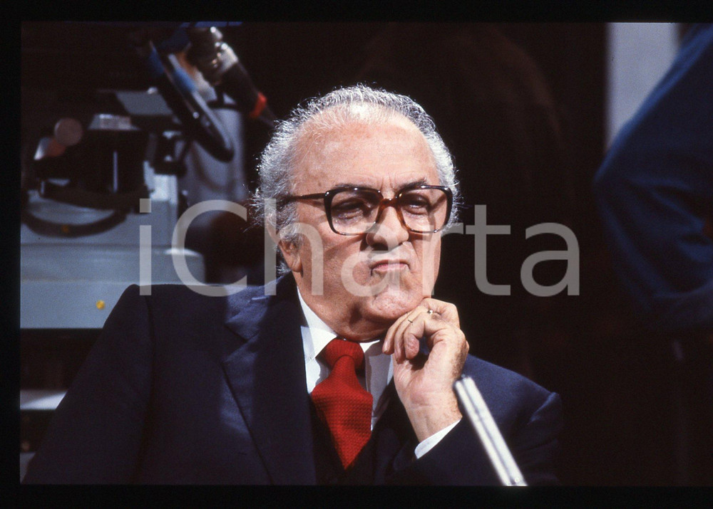 Fotografia d epoca originale 35mm vintage slide 1983 RAI 2 Federico FELLINI a BLITZ  Ritratto regista 1 1