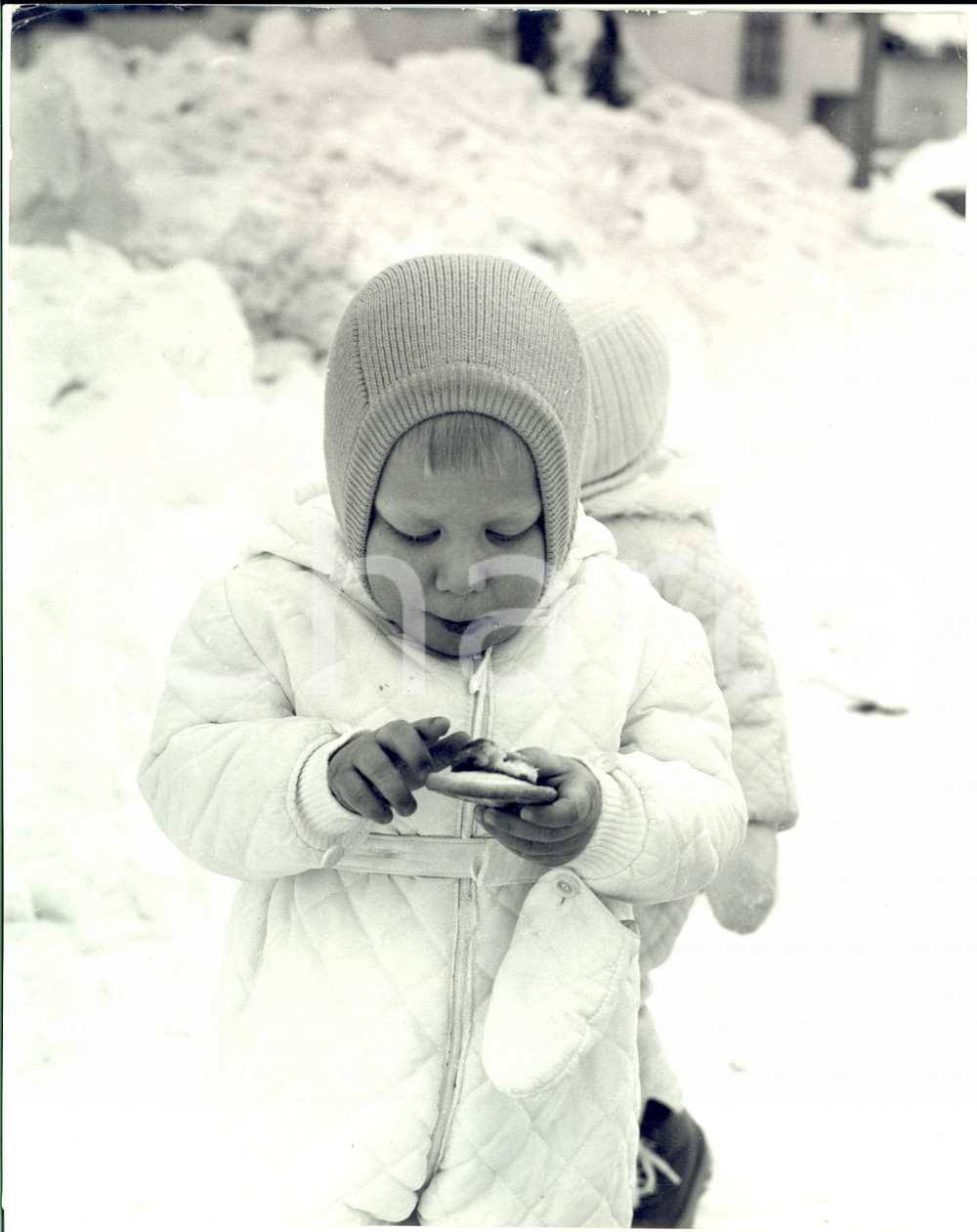 Fotografia d epoca originale 1960 ca GSTAAD ? Principe Filippo del BELGIO gioca sulla neve Fotografia 1