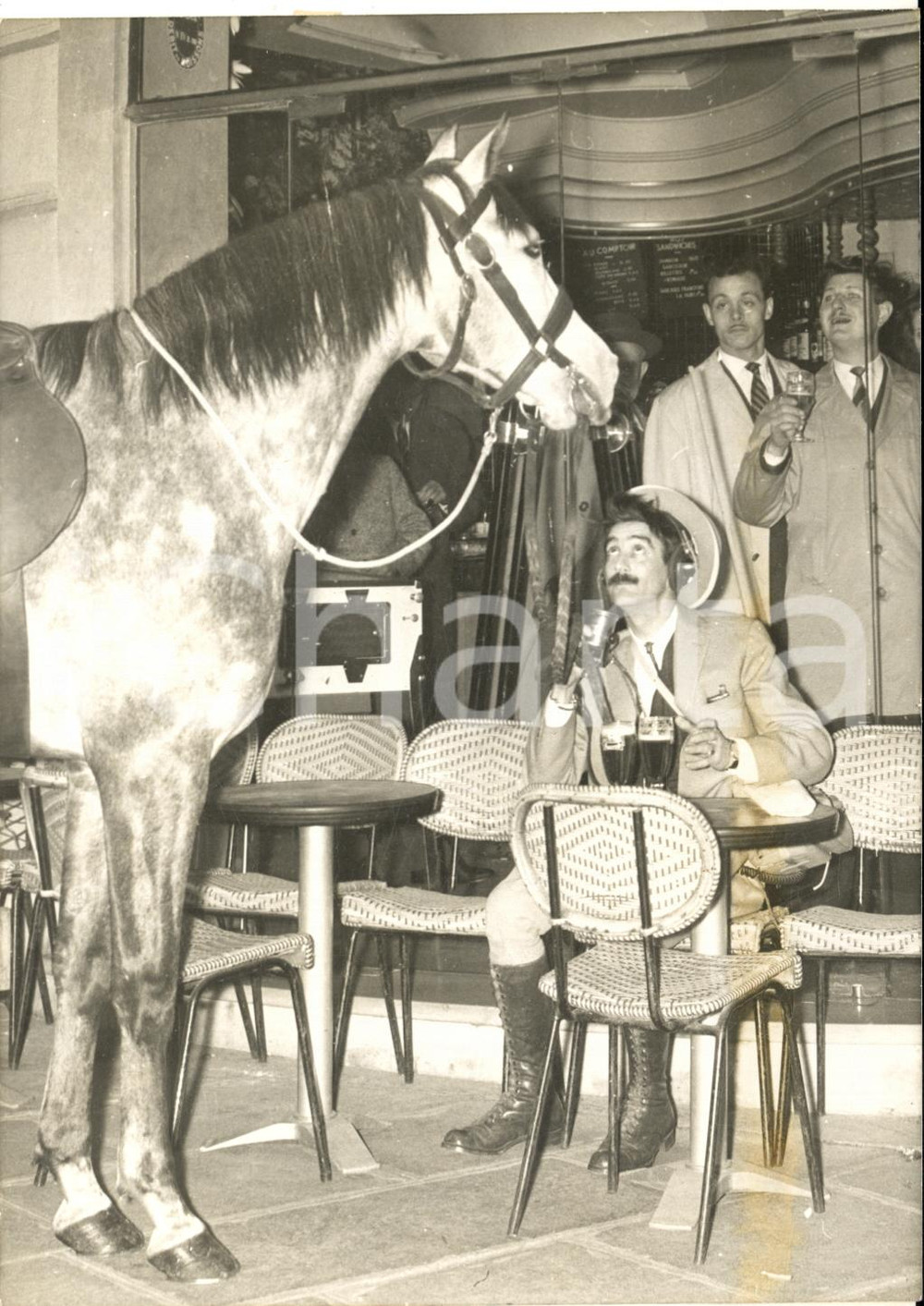 1961 PARIS Maurice GARDETT arriva in trasmissione a cavallo causa sciopero 