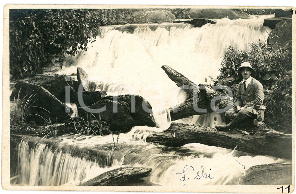 1930 ca CONGO BELGE - KATANGA - Homme près de la Lubumbashi *Photo L. GABRIEL 11 Fotografia originale d'epoca, in formato cartolina postale.FOTOGRAFO: L&eacute;opold Gabriel - Panda - Katanga  GOOD/buono  Formato: 14x9 cm originale e autentica 1
