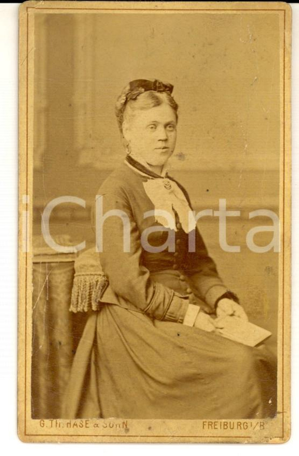 Fotografia d epoca originale 1880 ca FREIBURG D Ritratto di donna con un libro Foto HASE & Sohn CDV 1