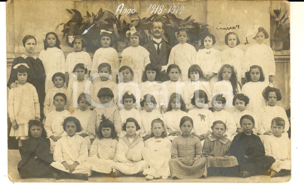 Fotografia d epoca originale 1919 AREA ITALIANA Classe elementare femminile con il maestro Foto VINTAGE 1