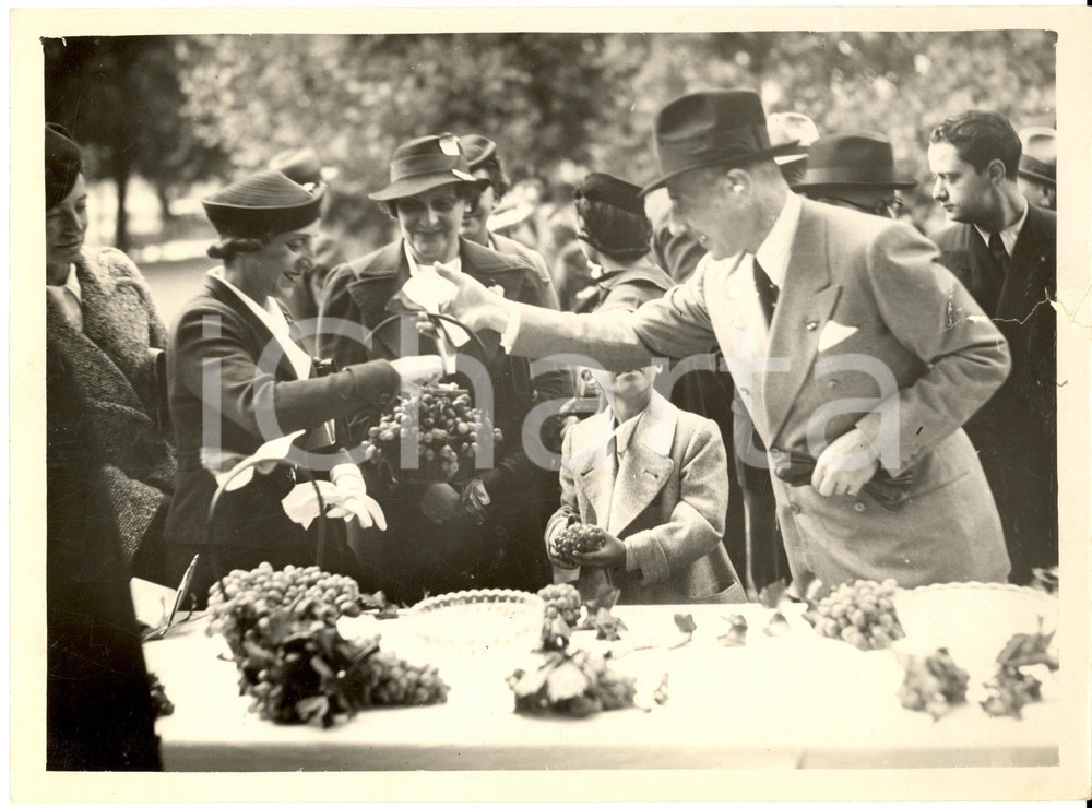 Fotografia d epoca originale 1936 MILANO podestÃ  Guido PESENTI distribuisce uva alla Festa Foto DANNEGGIATA 1