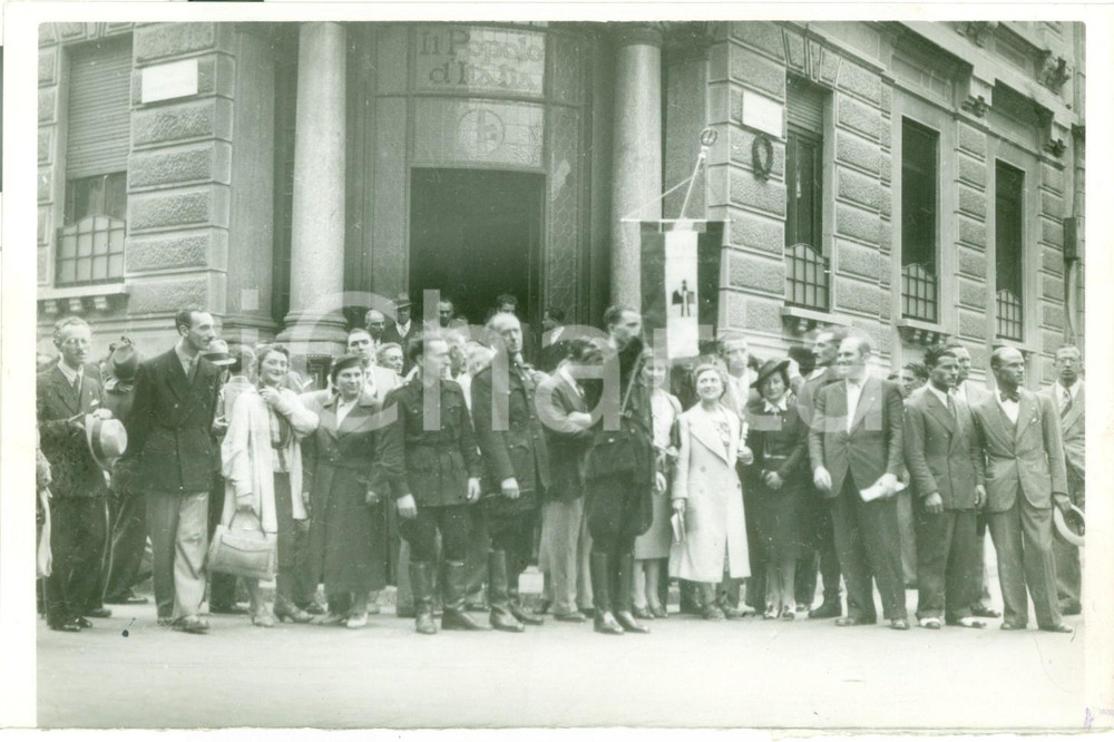 Fotografia d epoca originale 1938 MILANO Dopolavoristi di ROMA davanti a sede IL POPOLO D ITALIA Fotografia 1
