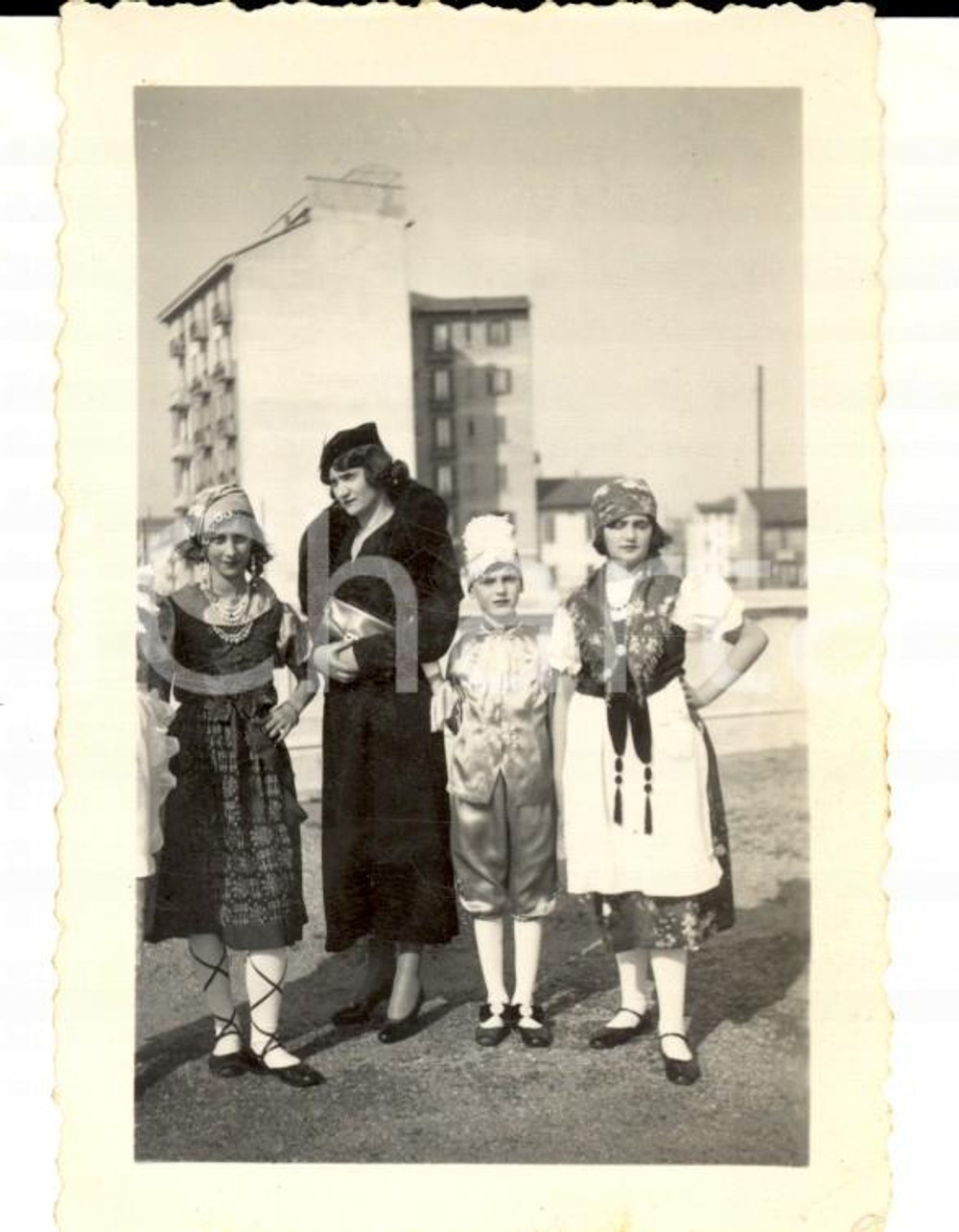 Fotografia d epoca originale 1935 MILANO Bambine in costume da Carnevale con la madre Foto VINTAGE 7x10 cm 1