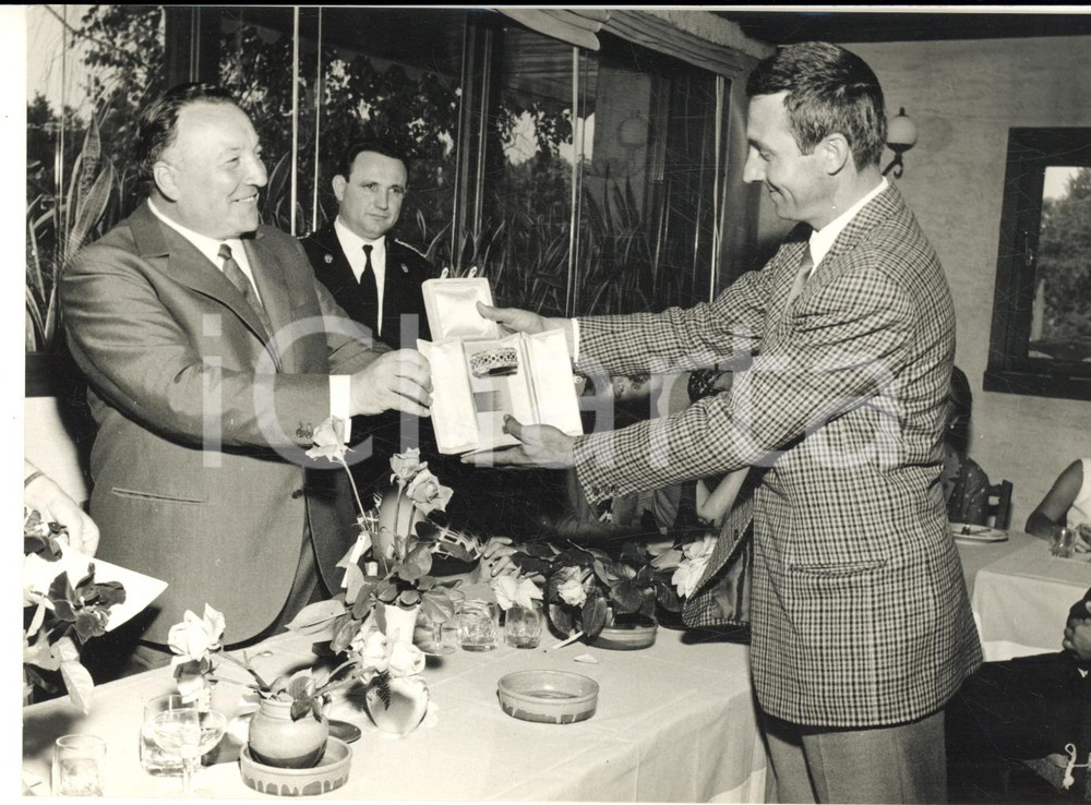 1968 MONZA Niso FUMAGALLI premia il francese MEILLAND per la rosa dell'anno