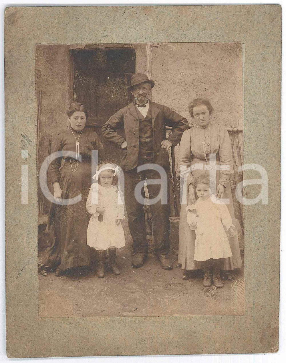 Fotografia d epoca originale 1910 ca COSTUMI Ritratto di famiglia in cortile rurale  Foto 12x15 cm 1