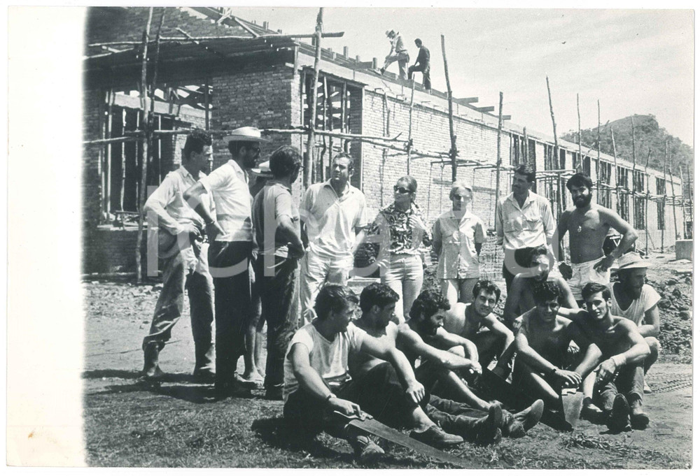Fotografia d epoca originale 1975 ca POXOREU  BRAZIL Spedizione missionaria  Costruzione scuola  Foto 1 1
