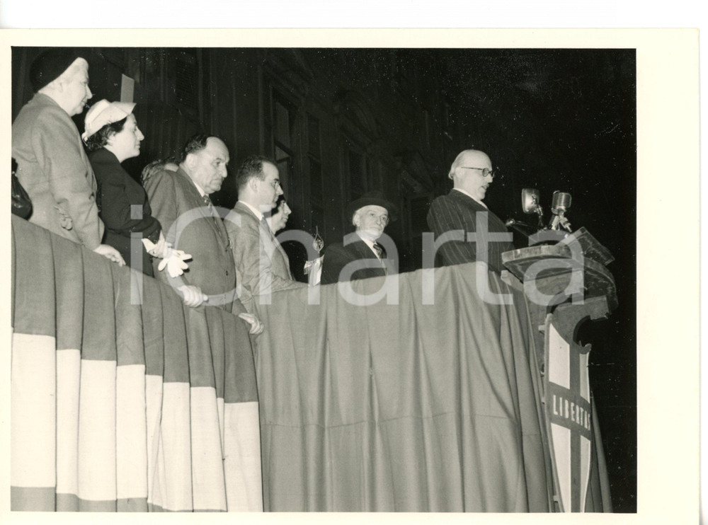1960 ca TORINO - DC Antonio SEGNI durante comizio elettorale *Foto 18x13 cm Fotografia d'epoca.CONDIZIONI: G (ma lievi sovraimpressioni)FORMATO: 18x13 cm    originale e autentica 1