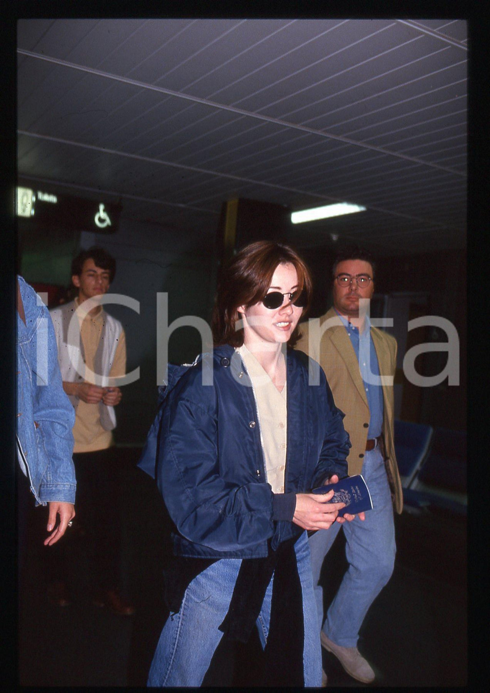 35mm vintage slide* 1995 ca COSTUME - Shannen DOHERTY paparazzata in aeroporto 2