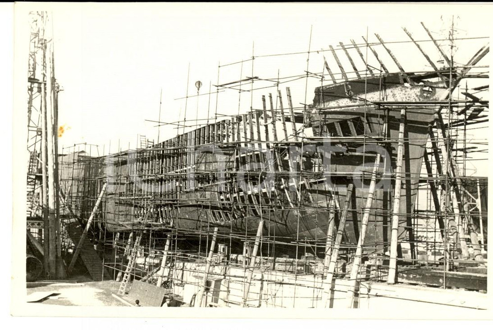 Fotografia d epoca originale 1940 ca GENOVA ? Costruzione di una nave in cantiere Foto cartolina 1