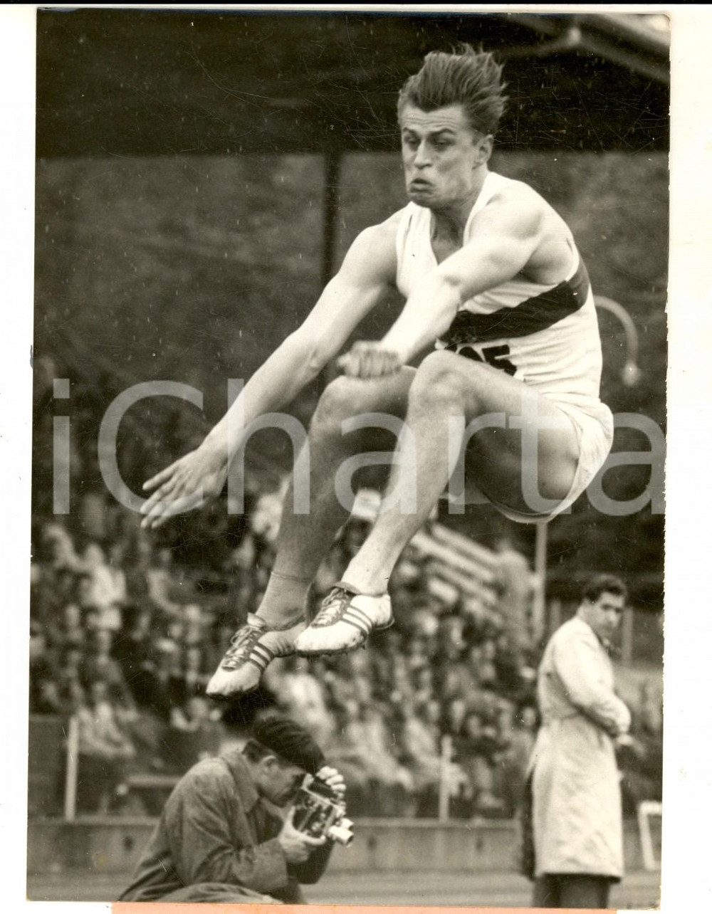 Fotografia d epoca originale 1954 BERNA ATLETICA LEGGERA Heinz OBERBECK nel salto in lungo Foto 14x18 cm 1