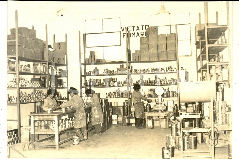 Fotografia d epoca originale 1960 ca CAGLIARI Stabilimento VE.CO  Operaie nel magazzino delle vernici Foto 1