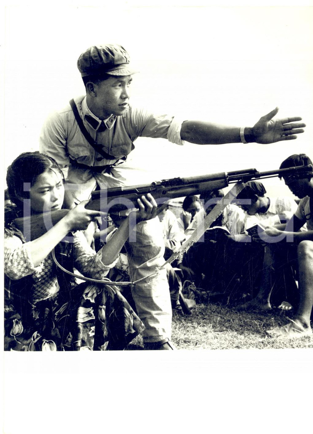 1967 KUNMING CINA Comandante istruisce una ragazza del 3° Battaglione PLA - Foto