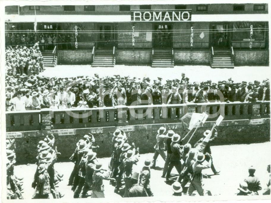 Fotografia d epoca originale 1937 ADDIS ABEBA AOI Lavoratori sfilano per XXI APRILE davanti a VicerÃ¨ GRAZIANI 1