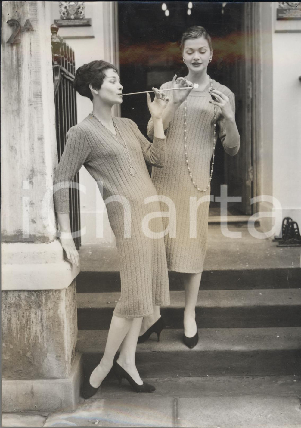 Fotografia d epoca originale 1957 LONDON Avril HUMPHRIES Penny GILLARD wearing Charleston dresses Photo 1