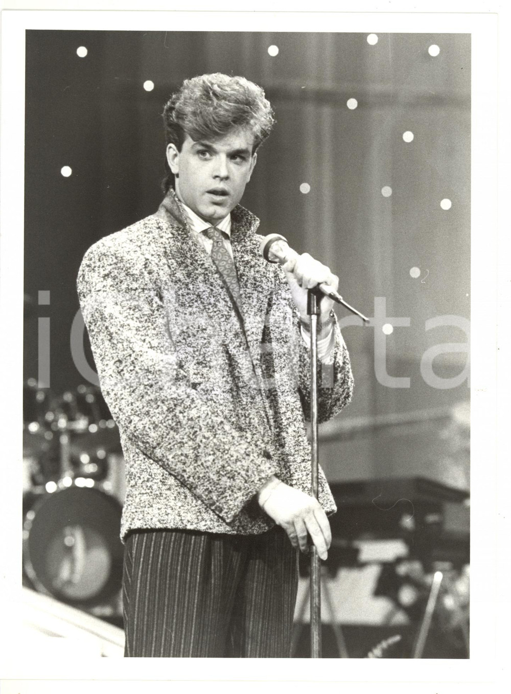 Fotografia d epoca originale 1985 ca FESTIVAL DI SANREMO Stefano BORGIA sul palco Foto 18x24 cm 1