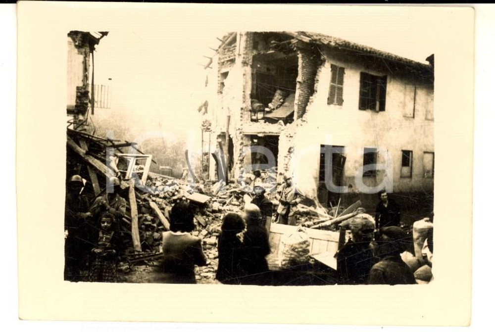 Fotografia d epoca originale 1944 WW2 AREA DI ALESSANDRIA Paese colpito da un bombardamento  Foto 10x7 1