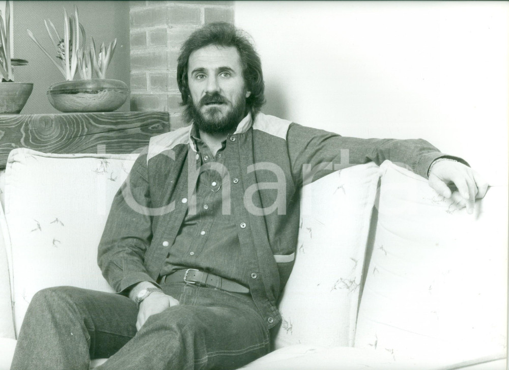 Fotografia d epoca originale 1980 ca MILANO Calcio Il calciatore Orlando PEREIRA si rilassa sul divano FOTO 1