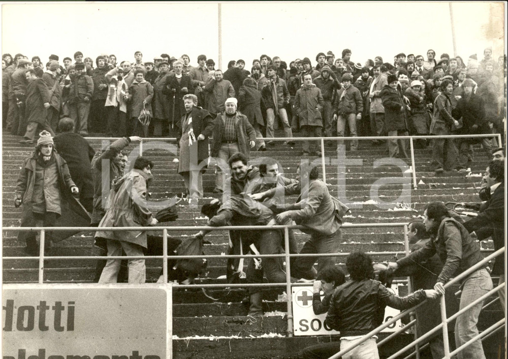 Fotografia d epoca originale 1980 ca CALCIO SERIE A Scontri tra tifoserie rivali sugli spalti Foto 22x30 cm 1