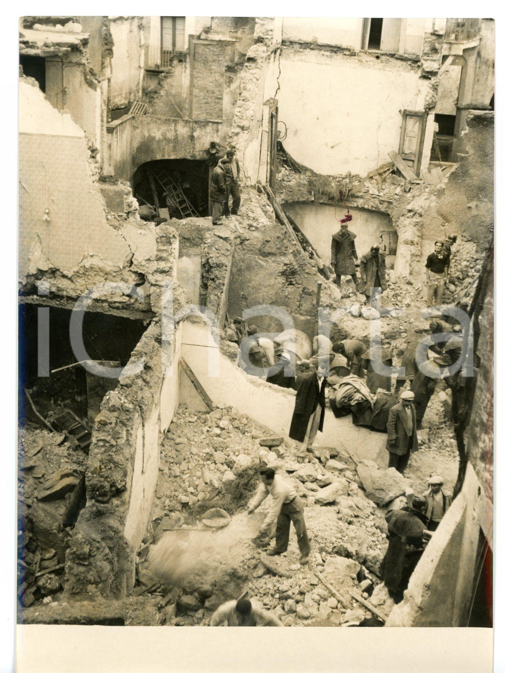 1954 SARNO Esplosione fabbrica di fuochi artificiali - Soccorsi tra le macerie  Fotografia d'epoca con didascalia coeva.  CONDIZIONI: FAIR (lieve alone diffuso; macchia al margine destro) FORMATO: 13x18 cm     originale e autentica 1