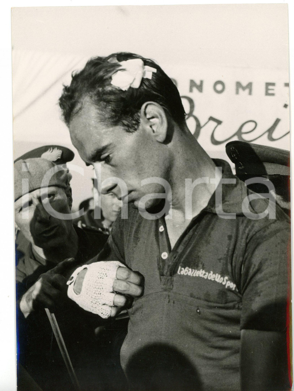 1955 ca GIRO D'ITALIA CICLISMO Hugo KOBLET ferito alla testa dopo una caduta 