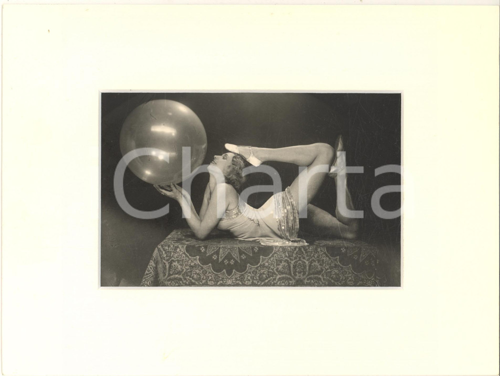 1930 ca CIRCO Ballerina sdraiata posa con la palla - Foto RARA 24x18 cm  Fotografia d'epoca, incorniciata con passepartout in cartoncino pesante e fissata con adesivo al retro.CONDIZIONI: G FORMATO: 14x10 cm (fotografia); 24x18 cm (cartoncino)    originale e autentica 1