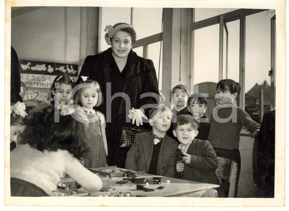 1955 LONDON Old Palace School - Nerina SCELBA with the children during her visit