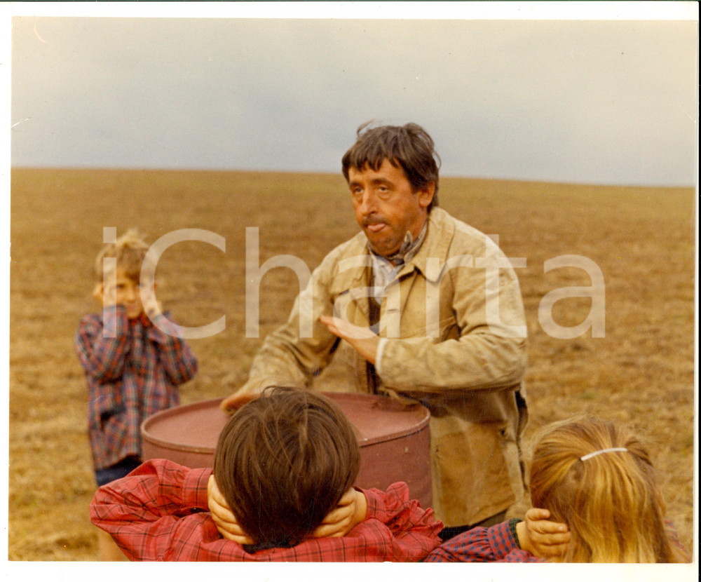 Fotografia d epoca originale 1967 CINEMA UN IDIOT A PARIS Jean LEFEBVRE tra i bambini Foto 25x21 cm 1