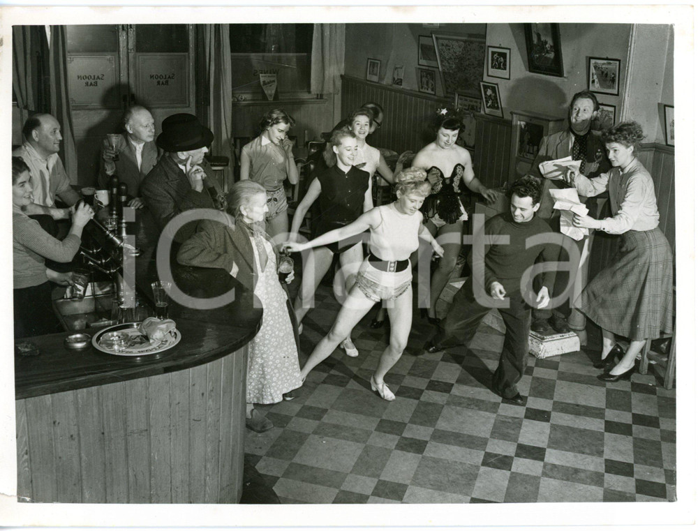 1954 LONDON BERMONDSEY Rehearsal in the "Saloon Bar Cabaret" of JOLLY TANNERS