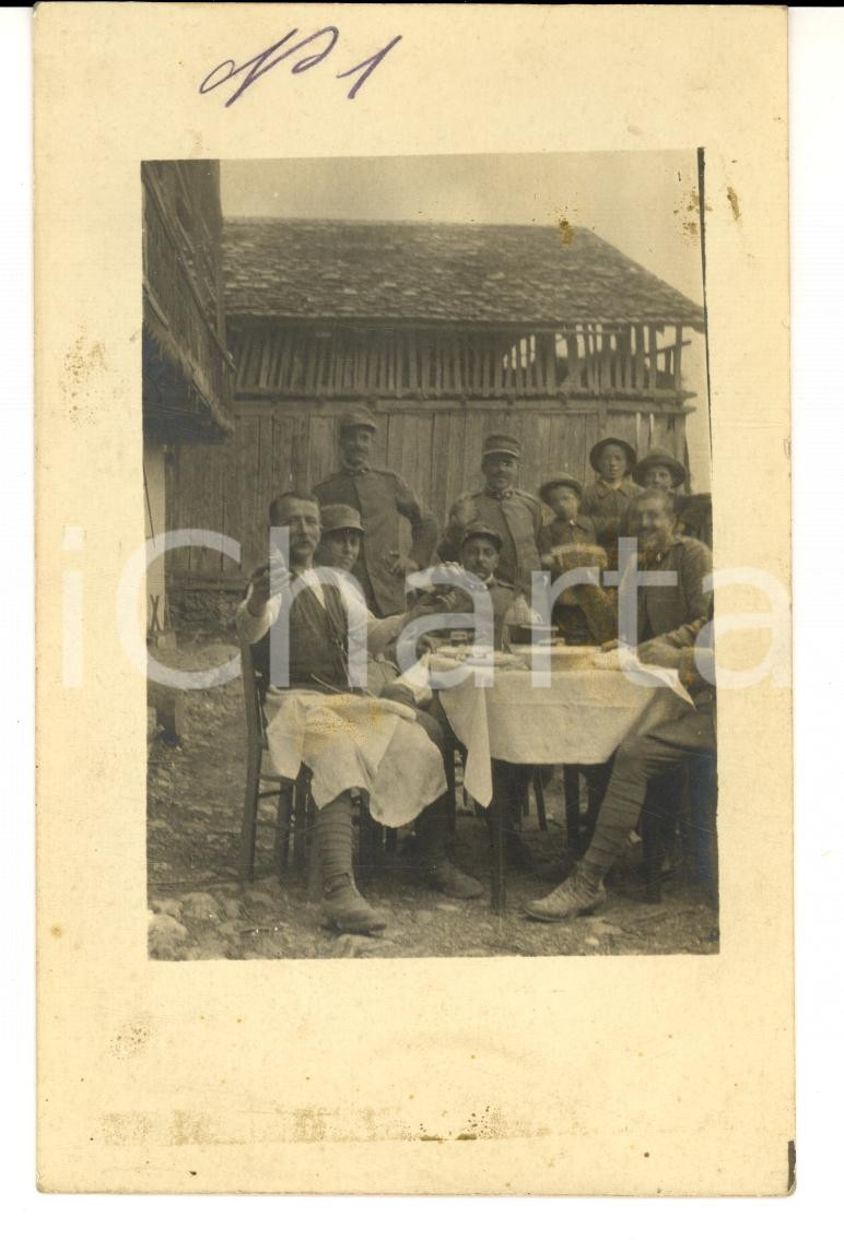 Fotografia d'epoca originale 1915 ca WW1 Soldati di FANTERIA durante un allegro pranzo in cascina *Foto 1
