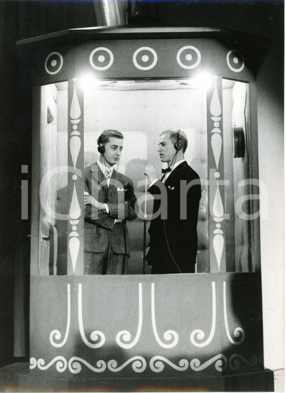 1957 LASCIA O RADDOPPIA? Il concorrente Luciano TARLAO in cabina durante la gara