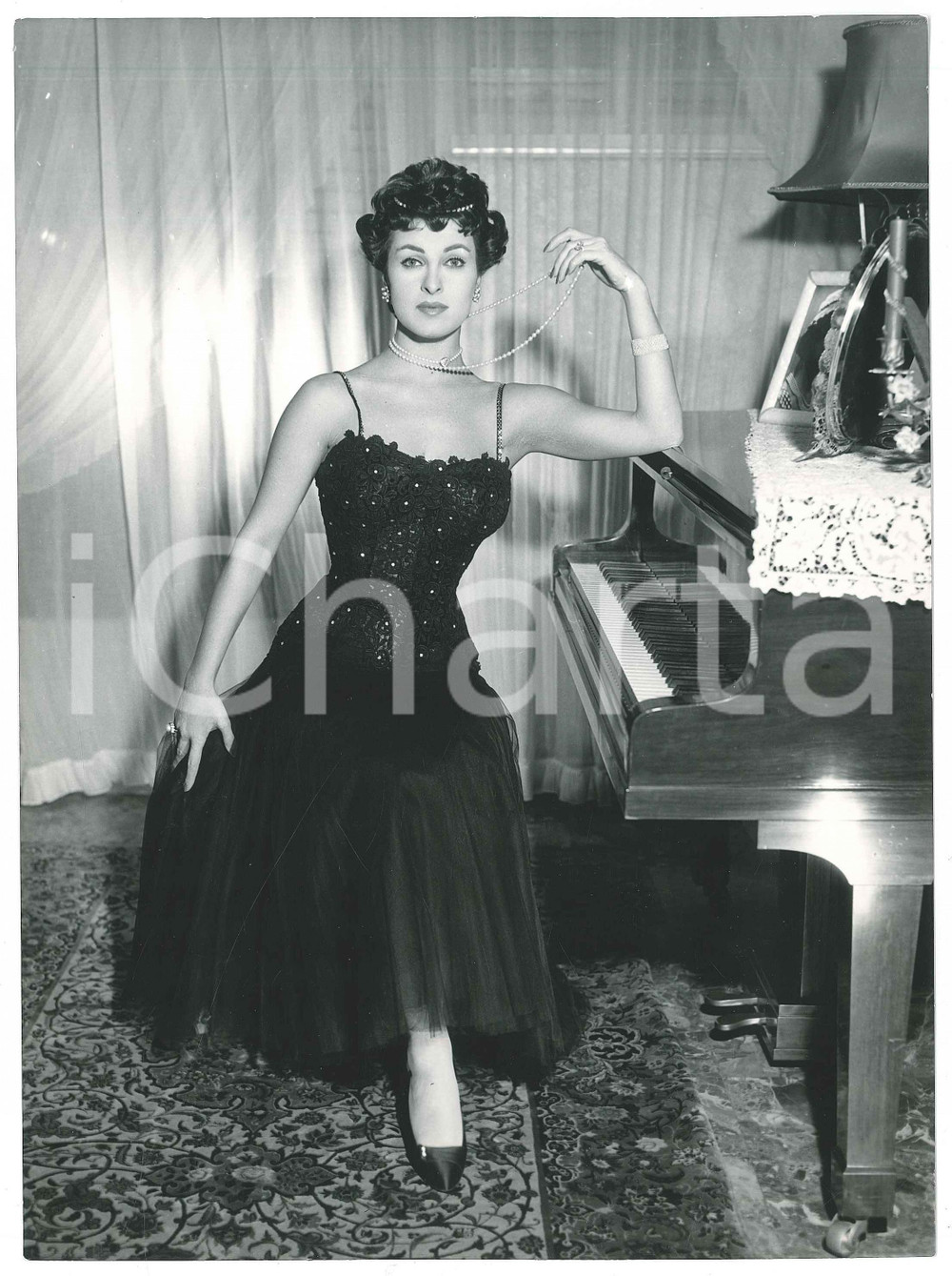 1960 ca ROMA - CINEMA Silvana PAMPANINI gioca con collana di perle - Foto 18x24  Fotografia d'epoca. FAIR/discreto Lievi smussature agli angoli Formato: 18x24 originale e autentica 1