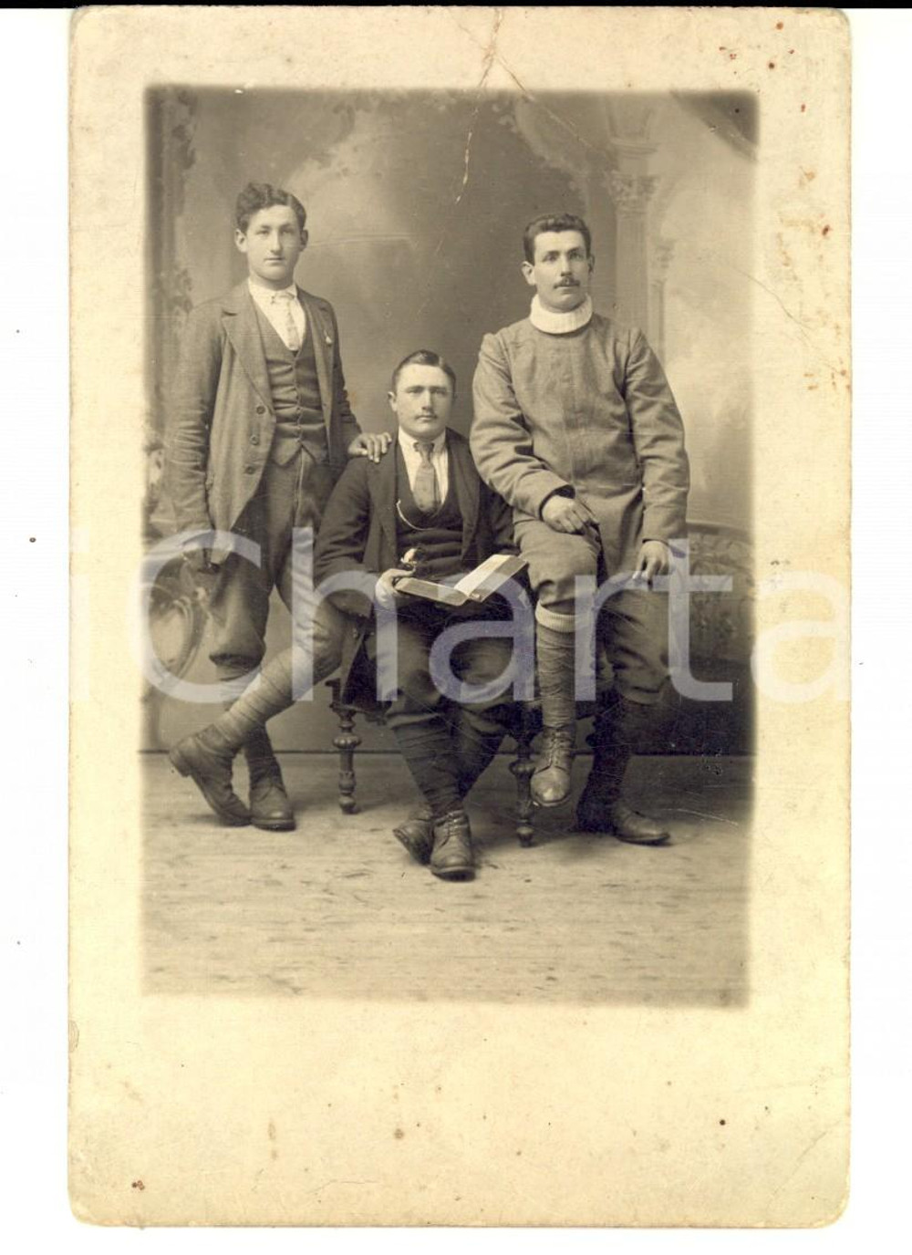 Fotografia d epoca originale 1910 ca DOMODOSSOLA VB Ritratto di tre fratelli con un libro Foto TRABUCCHI 1
