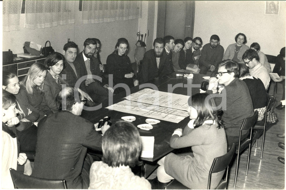Fotografia d epoca originale 1969 MILANO SALESIANI Incontro con studenti universitari  Foto 30x20 cm 1
