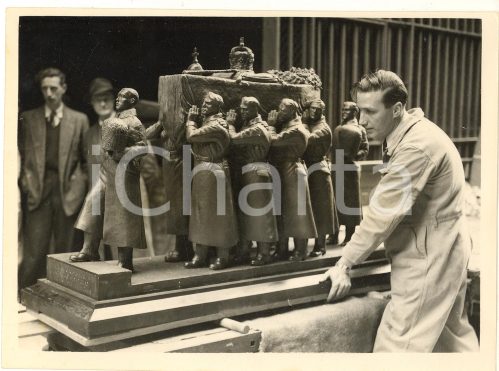 1954 LONDON Burlington House - Arrival of "Bearer Party" by Major R. J. GUNTER