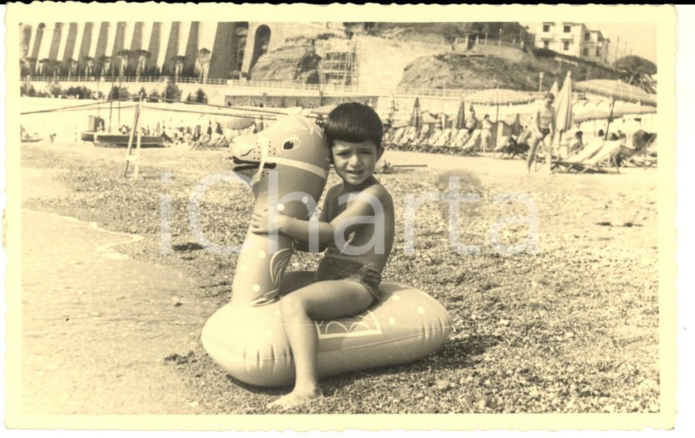 Fotografia d epoca originale 1950 ca CELLE LIGURE SV Ritratto di bambino in spiaggia Foto cartolina DE BOE 1
