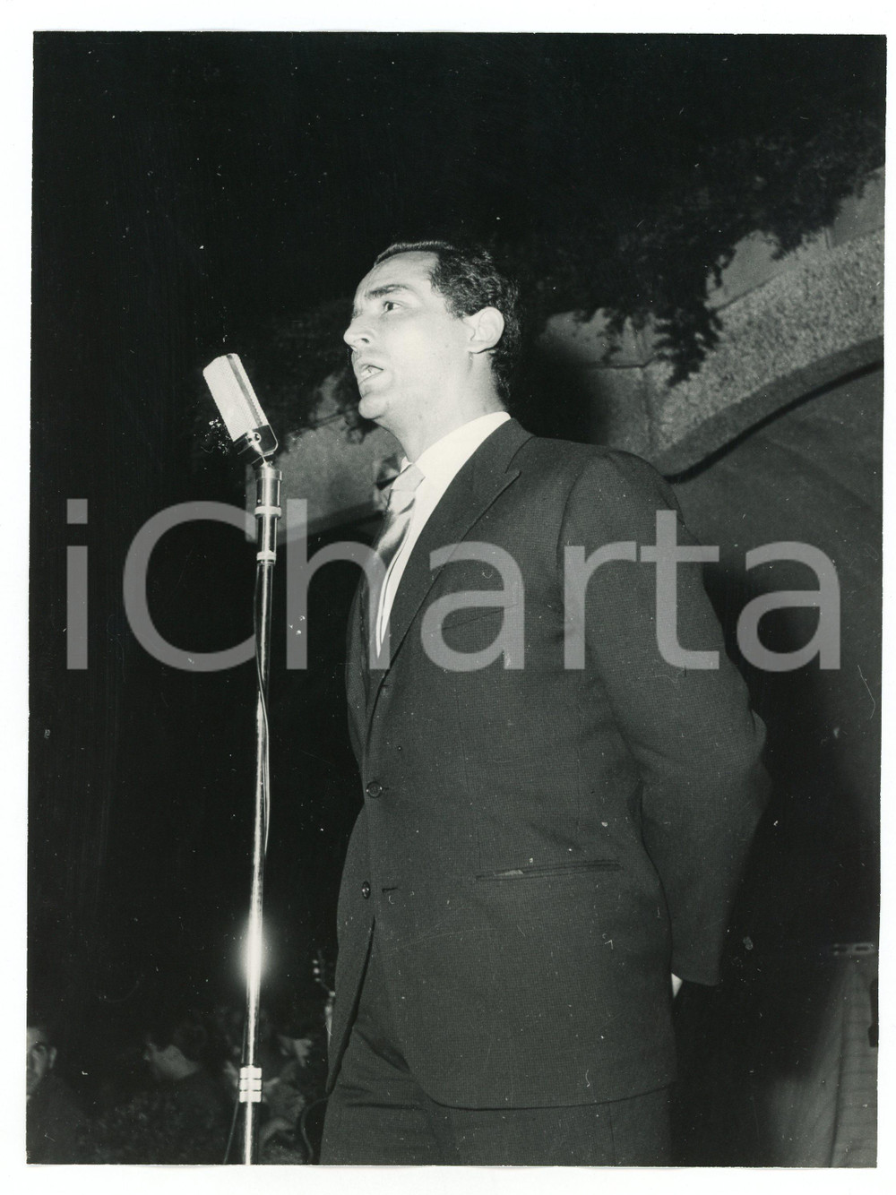 1958 LIDO DI GENOVA Vittorio GASSMAN alla festa per i 50 anni - Foto RARA 29 Luglio 1958Fotografia vintage rara d'epoca, scattata in occasione della serata per i 50 anni del Lido di Genova, durante la quale Vittorio Gassman venne premiato con la Caravella d'Oro.Timbro archivio Publifoto Genova al verso.FORMATO: cm 18x24CONDIZIONI: FAIR (difetti di stampa)ICHARTA mette in vendita le stampe vintage della collezione Publifoto Genova, per la maggior parte inedita o in tiratura di pochi esemplari. Si tratta di un'ottima opportunit&agrave; di investimento per i collezionisti di fotografie d'epoca.      originale e autentica 1