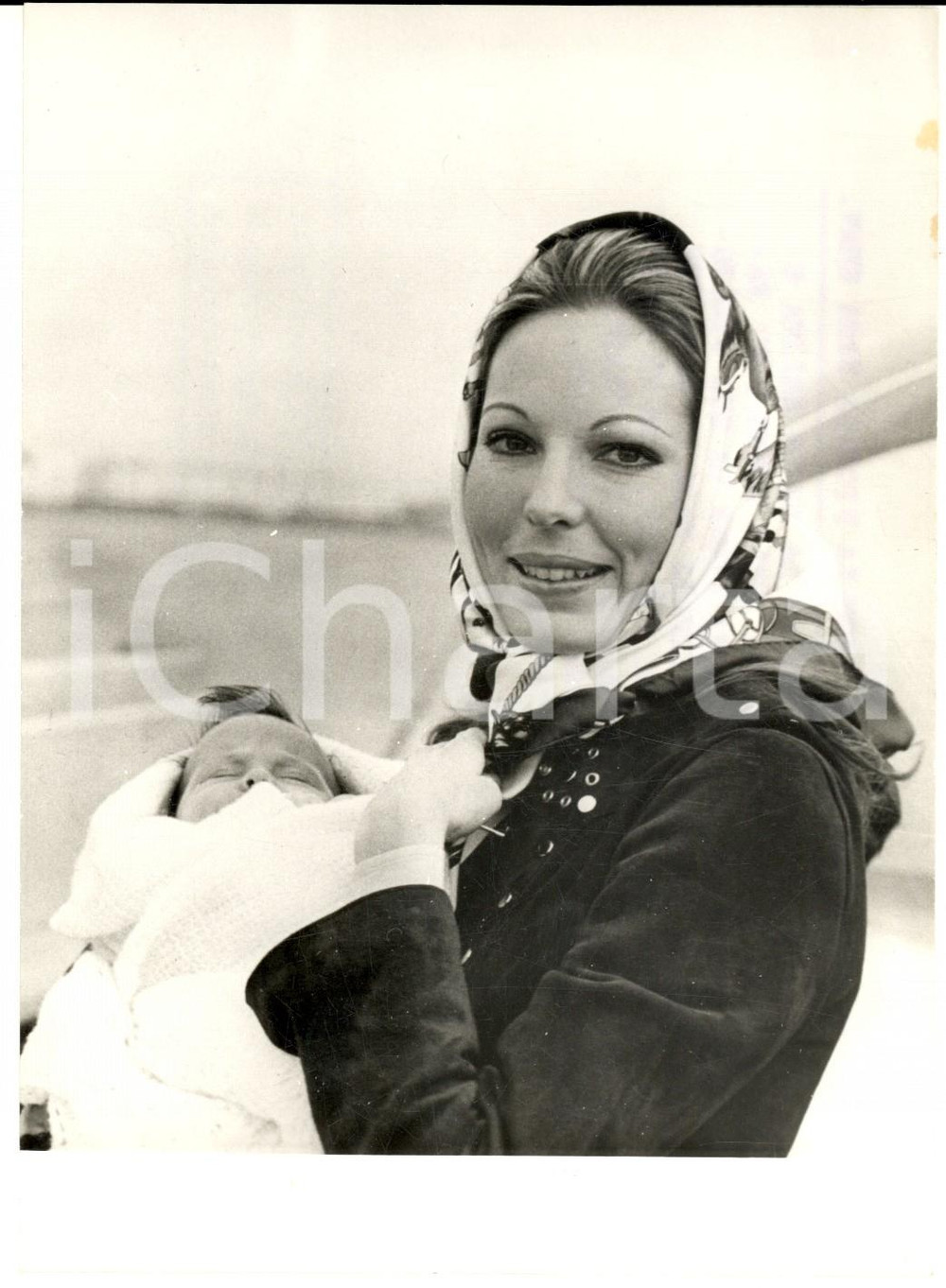 1970 LONDON AIRPORT Begum Salimah AGA KHAN con la figlia Zara neonata - Foto Fotografia d'epoca con didascalia coeva.  CONDIZIONI: G FORMATO: 13x18 cm     originale e autentica 1