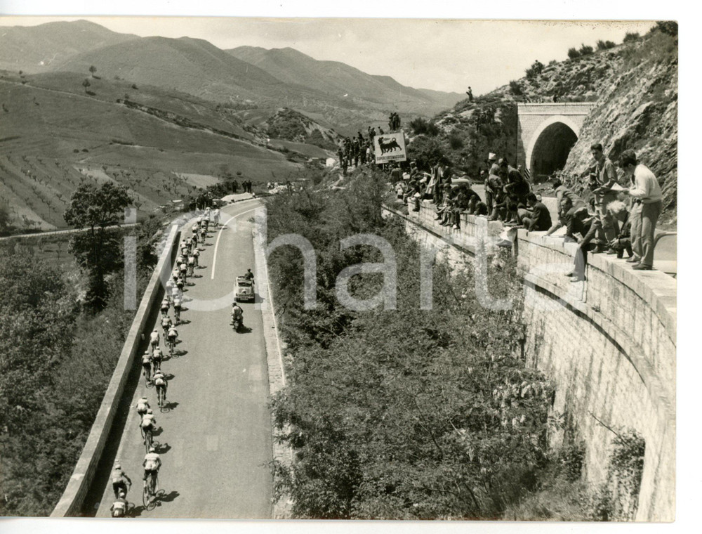 1957 PASSO DEL FOSSATO - GIRO D'ITALIA Folla attende il passaggio dei ciclisti